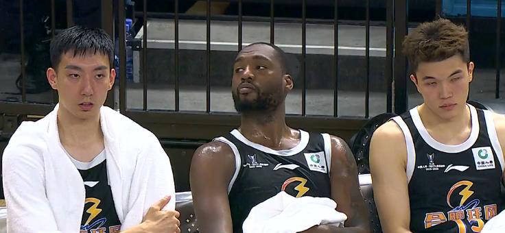 放在桌边 放在桌边